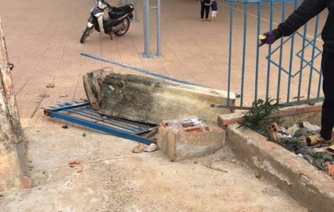 Sập cổng trường đè chết 1 học sinh lớp 4