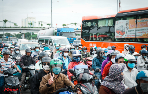 Người dân né dịch "phi" xe máy về quê, bến xe ế khách, đường sá kẹt cứng