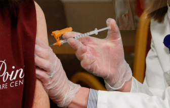 Nhân viên y tế Mỹ từ chối tiêm vắc-xin COVID-19 khiến các nhà khoa học ngạc nhiên