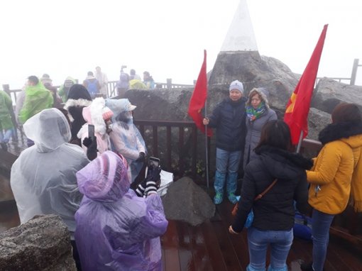 Du khách đổ lên Sa Pa săn tuyết, nhà ga cáp treo Fansipan quá tải