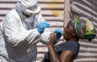 Có ca tử vong vì COVID-19 ít hơn Pháp, châu Phi đang làm gì?