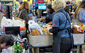 Mỹ chi “lương anh hùng” cho nhân viên tạp hóa trong thời gian đại dịch