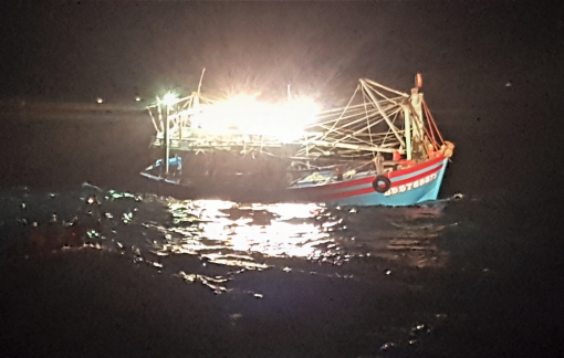 Cứu nạn 7 ngư dân trôi dạt cùng tàu cá trong đêm