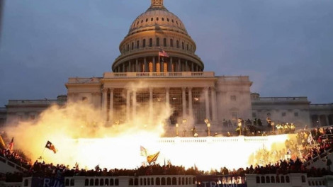 Hỗn loạn tại Washington khi người biểu tình tràn vào tòa nhà quốc hội để ủng hộ Tổng thống Trump