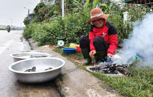 Nghệ An: Đốt lửa mưu sinh trong rét “cắt da cắt thịt”