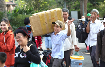 Chủ tịch UBND TPHCM: Đảm bảo mọi người, mọi nhà 
đều có tết đầm ấm, vui vẻ