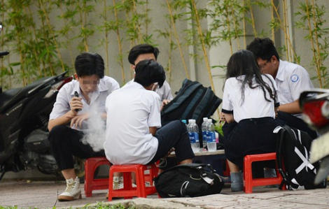 Học sinh hút thuốc lá điện tử cho... ngầu