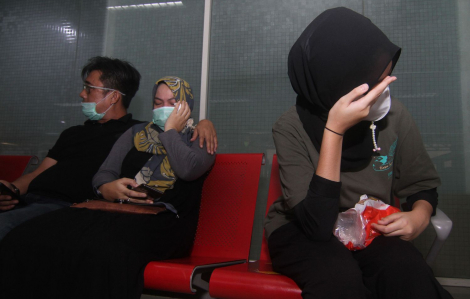 Thân nhân hành khách trên chuyến bay mất tích ở Indonesia đau đớn, tuyệt vọng