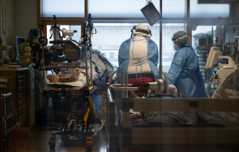 Mỹ chậm chạp triển khai tiêm chủng, Tổng thống Algeria trở lại Đức điều trị biến chứng COVID-19