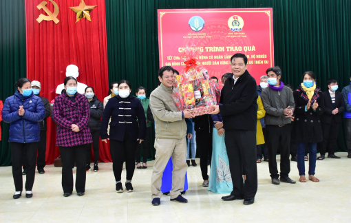Mang Tết ấm đến với bà con nghèo vùng lũ