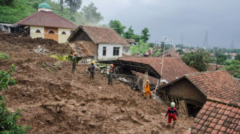 Sau tai nạn máy bay thảm khốc, Indonesia lại nhận hung tin gần 40 người chết và mất tích do lở đất