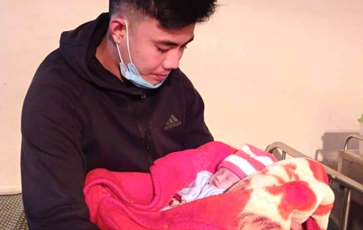 Bé sơ sinh bị bỏ rơi ven đường kèm dòng chữ "Mẹ có lỗi với con"