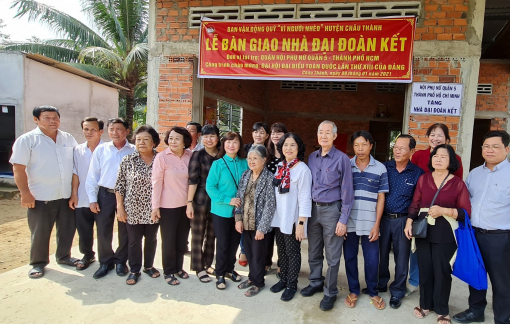 Trao hai căn nhà Đại đoàn kết