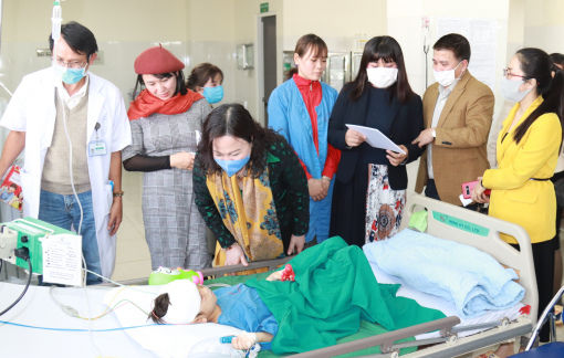 Thứ trưởng Bộ Giáo dục thăm bé trai bị cha ruột chém nguy kịch