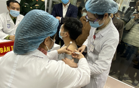 3 tình nguyện viên đầu tiên được tiêm mũi vắc-xin Nanocovax thứ 2