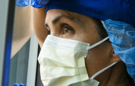 Nhân viên y tế kiệt sức giữa đại dịch COVID-19