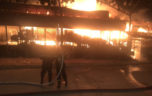 Đang cháy xưởng gỗ trên quốc lộ 1A