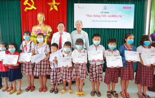 Quỹ Thời báo Kinh tế Sài Gòn trao 100 suất học bổng đến học sinh Long An