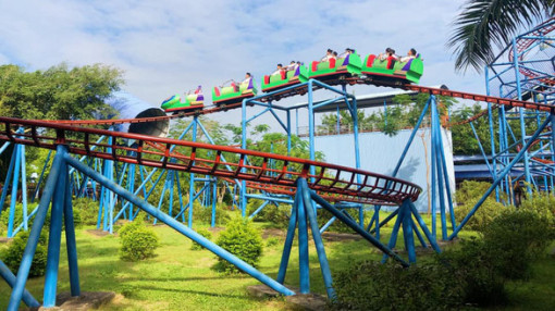 Tàu lượn siêu tốc ở khu du lịch văng khỏi đường ray, 3 bé thương vong