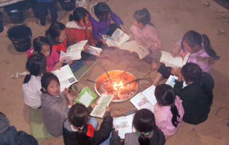 Học sinh vùng cao Nghệ An mang củi đến trường, đốt lửa học bài trong giá rét