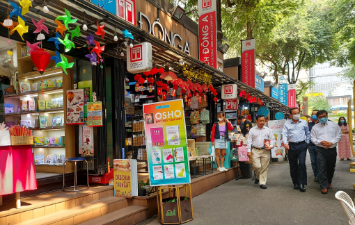 Bí thư Thành ủy TPHCM Nguyễn Văn Nên bất ngờ đến thăm Đường Sách