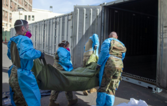 6 phút có 1 người chết vì COVID-19, California huy động gần trăm xe tải lạnh chứa thi thể