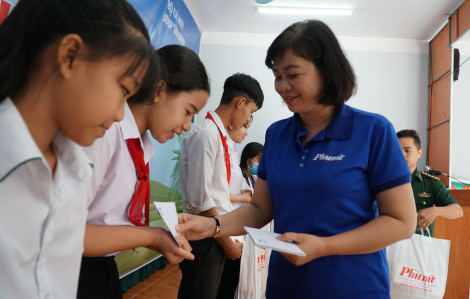 Báo Phụ Nữ TPHCM trao 100 suất học bổng cho trẻ em vùng biên giới Tây Ninh