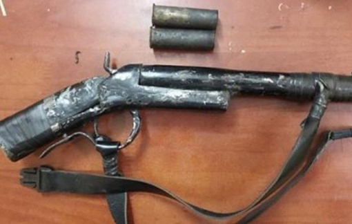 Chồng trúng đạn tử vong khi giằng co súng đòi tự tử