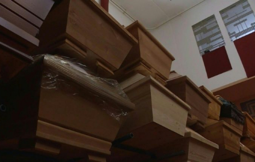 Toàn cầu vượt mốc 2 triệu người tử vong vì COVID-19, quan tài xếp chồng lên nhau chờ hỏa táng ở Đức