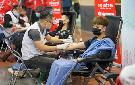 Sinh viên Hà Nội "vượt" mưa rét tham gia hiến máu tình nguyện