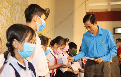 Trao 150 suất học bổng cho học sinh con gia đình chính sách, có hoàn cảnh khó khăn ở Tiền Giang