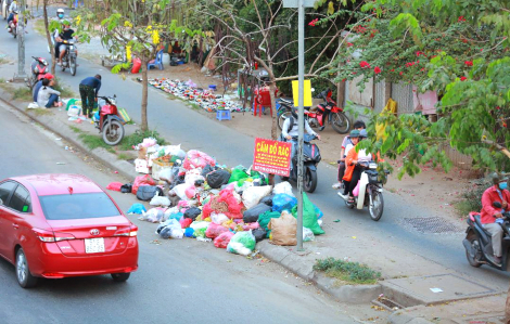 Rác tràn lan nơi cửa ngõ thành phố