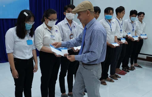 Trao 100 suất học bổng đến sinh viên tỉnh Bến Tre