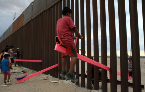 Những chiếc bập bênh màu hồng xuyên bức tường biên giới Mỹ - Mexico đạt giải quốc tế