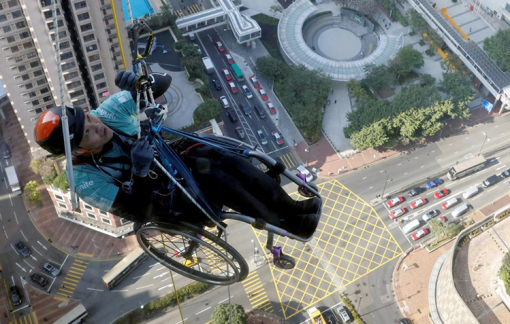 Clip: Người đàn ông ngồi xe lăn leo lên tòa nhà chọc trời