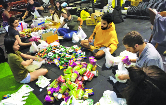 Những chuyến xe giữa đêm mang thức ăn đến tay người vô gia cư