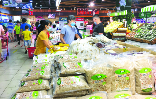 Ảnh hưởng dịch COVID-19, người dân mua sắm tết tiết kiệm hơn