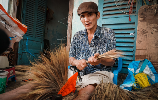 Cuối năm, xóm chổi ẩn mình giữa Sài Gòn vượt khó giữa dịch COVID-19