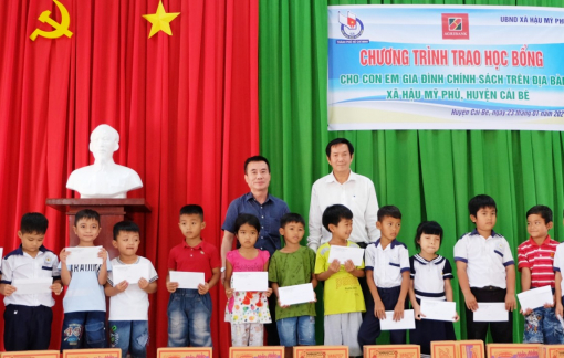 Hội Nhà báo TPHCM trao 100 suất học bổng cho học sinh Tiền Giang
