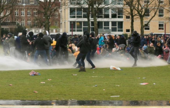 Tổng thống Biden cấm du lịch Nam Phi vì biến thể COVID-19, Pháp áp đặt kiểm soát biên giới