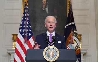 Tổng thống Joe Biden tăng tốc thu mua vắc-xin trong bối cảnh thiếu hụt