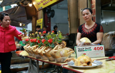 Chợ Rằm cuối năm giữa phố Hà Nội: Gà cánh tiên, xôi, hoa quả “hút khách”