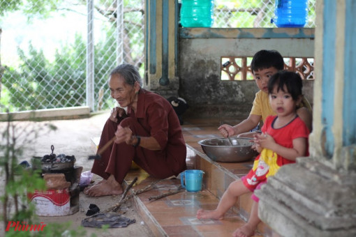 Hương bánh thuẫn bên hiên nhà