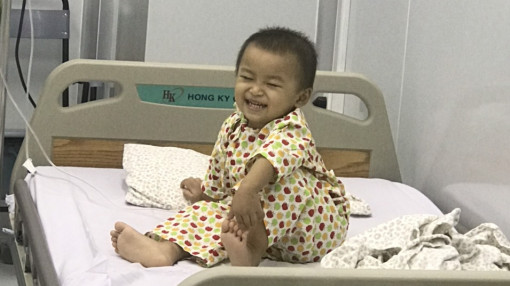 Em bé 3 tuổi tươi cười sau khi được ghép tế bào gốc chữa ung thư