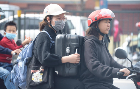 Hà Nội: Phụ huynh cho con nghỉ học, nhiều trường dừng hoạt động, sinh viên ùn ùn kéo về quê