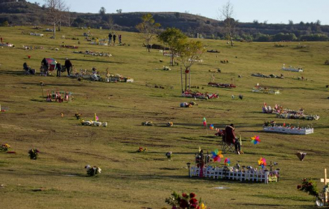 Nghĩa trang lớn nhất nước Mỹ phải chuyển sang làm lạnh thi thể vì quá tải