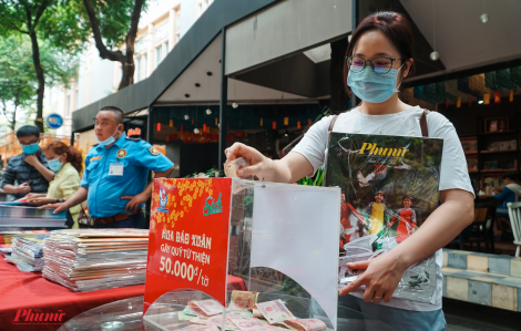 Sạp báo Xuân gây quỹ từ thiện tại đường sách Nguyễn Văn Bình, quận 1