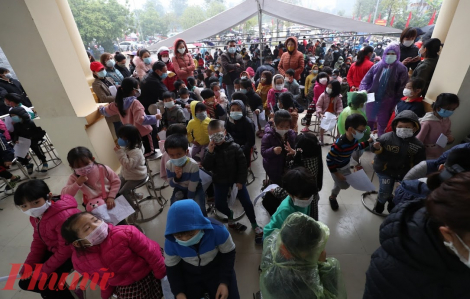 Hơn 1.000 học sinh tiểu học trường Xuân Phương chen chúc nhau chờ xét nghiệm COVID-19