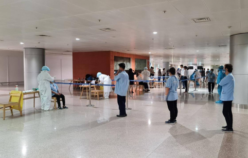 Lấy mẫu xét nghiệm COVID-19 toàn bộ nhân viên sân bay Tân Sơn Nhất