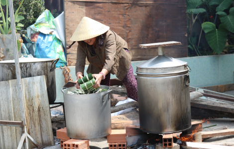 Gói bánh chưng, bánh tét làm quà Tết